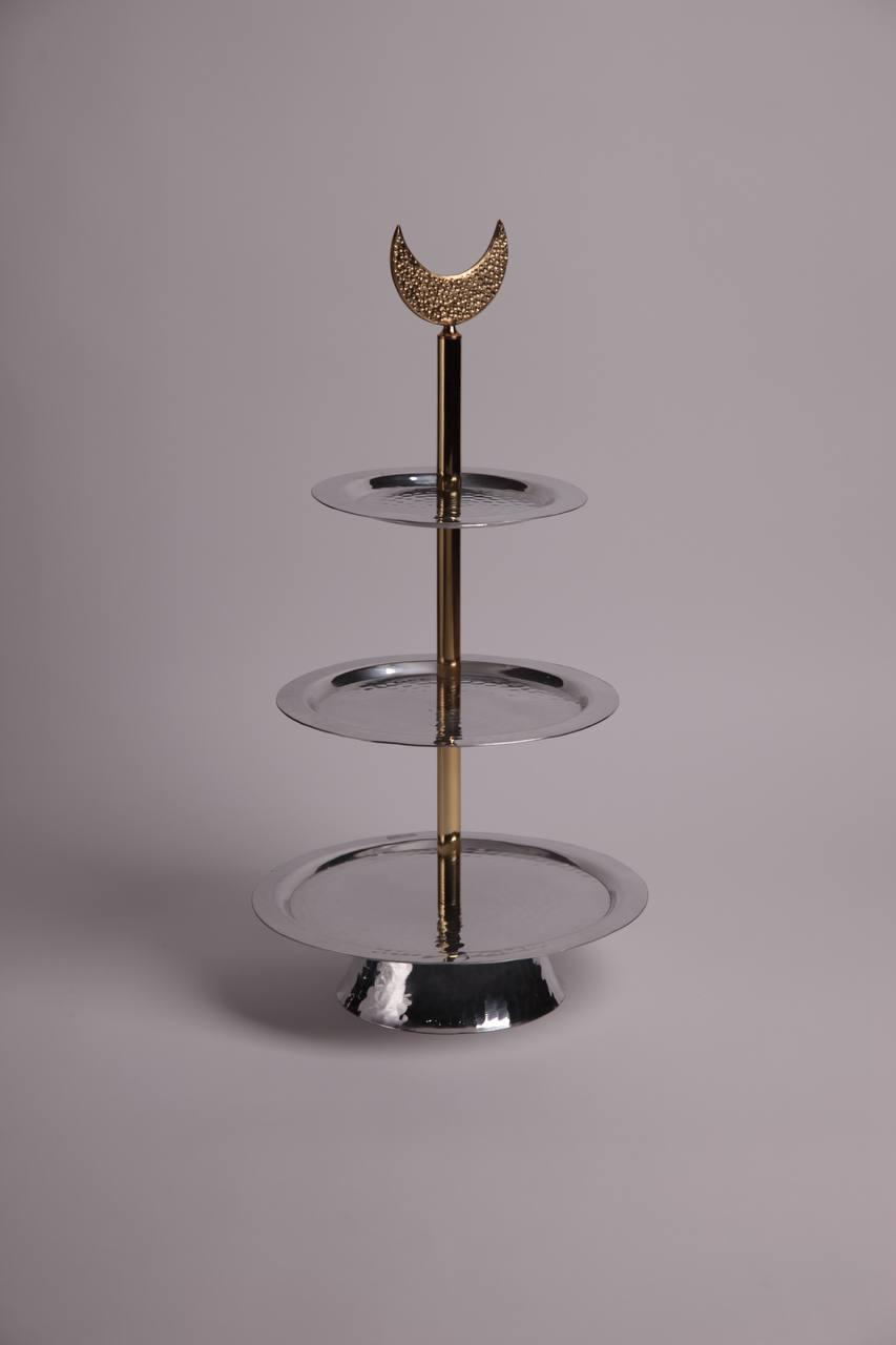 صواني معدنية متعددة المستويات مع رمز القمر في الأعلى